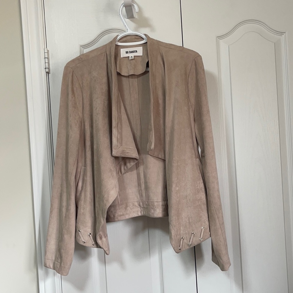 BB DAKOTA Suede like soft pink buttonless jacket.